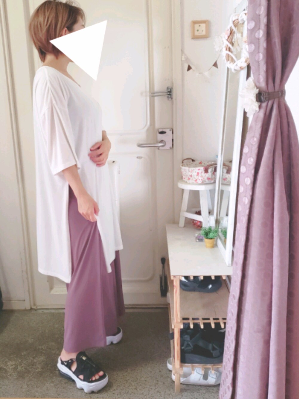 ホワイト系のTシャツ/カットソー、ブラック系のサンダル、パープル系のその他パンツを着用したレディースの秋コーディネートの1枚目の写真