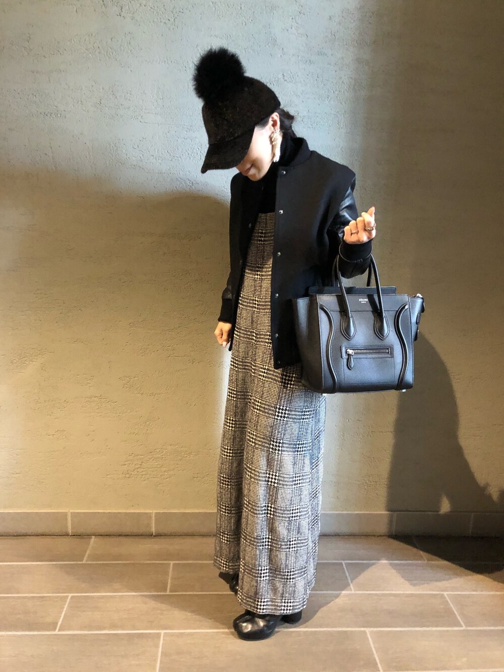 「サロペット、大人カジュアル、ticaコーデ」｜「enchainement mignonのアイテム（オールインワン・サロペット、ブラック系）」を使った、ticaコーデさん（レディース・154cm）の春コーディネートの1枚目の写真