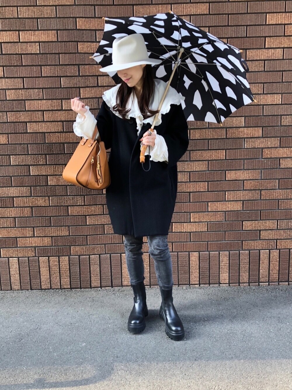 「雨の日コーデ、ラグブーツ、低身長、低身長コーデ、低身長女子」｜「upperhightsのアイテム（デニムパンツ、グレー系）」を使った、ticaコーデさん（レディース・154cm）の春コーディネートの1枚目の写真
