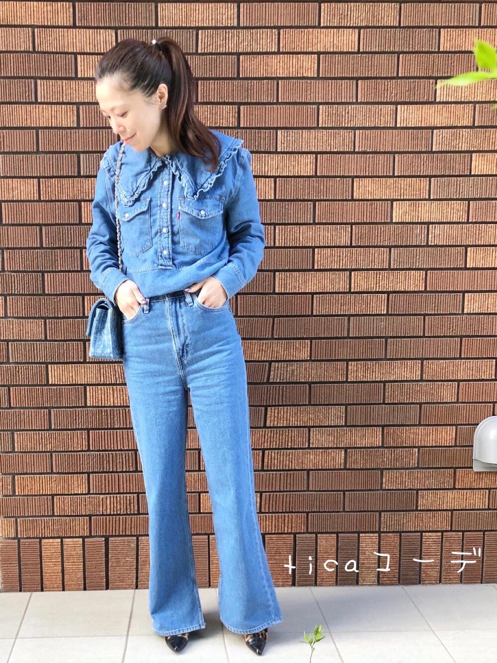 ブルー系のデニムパンツ、ブルー系のシャツ/ブラウスを着用したレディースの春コーディネートの1枚目の写真