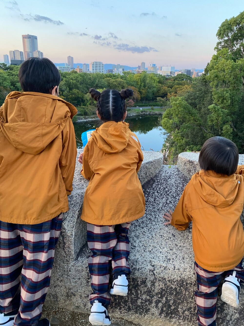 「大阪城、三兄弟、秋コーデ、キッズコーデ、kids」｜「THE NORTH FACEのTHE NORTH FACE/ザ・ノース・フェイス/COMPACT JACKET/NPJ21810/キッズ用ジャケット/KIDS/キッズ/compact jacket/ｷｯｽﾞ（ブルゾン、ブラウン系）」を使った、＊Tai.Rin.Yuu＊さん（キッズ・120cm）の秋コーディネートの1枚目の写真