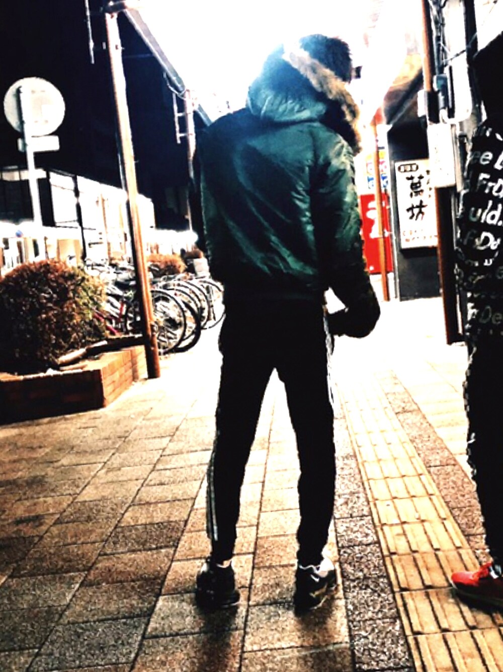 「お洒落さんとつながりたい、冬、スニーカー、NIKE AIR MAX、95、ストリート」｜「adidasのトラックパンツ [SST TRACK PANTS] アディダスオリジナルス（スウェットパンツ、ブラック系）」を使った、宇佐美さん（メンズ・173cm）の冬コーディネートの1枚目の写真