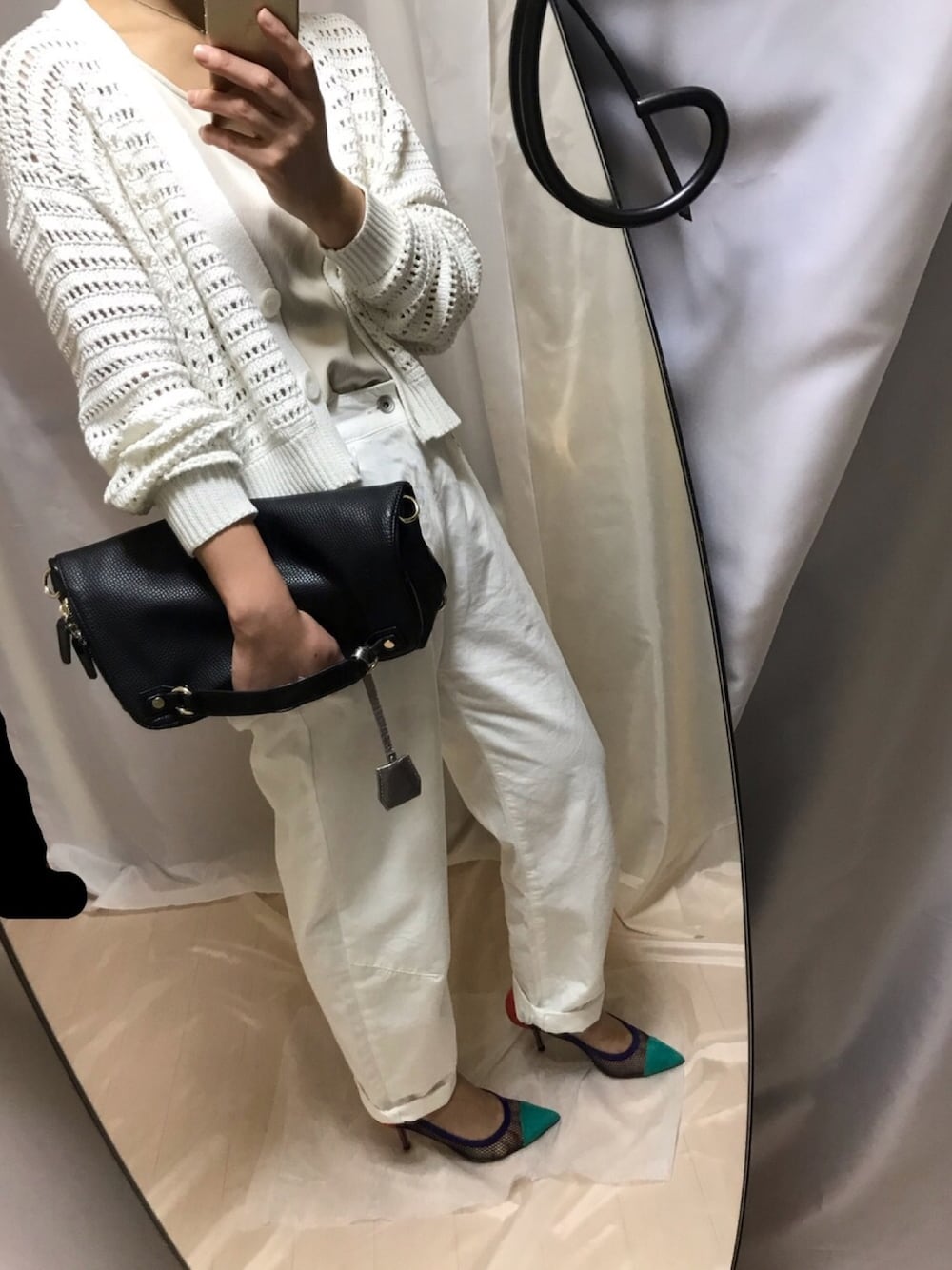 「テーパードパンツ、ざっくりカーデ、ショートカーディガン、クラッチバッグ、ホワイトコーデ、オトナカジュアル、休日スタイル、GRACE CONTINENTAL」｜「GRACE CONTINENTALのアイテム（その他パンツ、ホワイト系）」を使った、ゆずさん（レディース・157cm）の夏コーディネートの1枚目の写真
