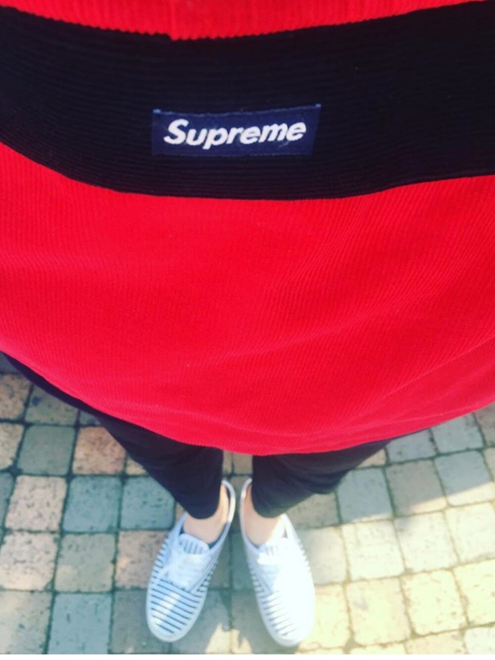 「supreme、コーデュロイ、ミスタージェントルマン、神経死んでます」｜「Supreme のアイテム（その他アウター、レッド系）」を使った、影虎さん（メンズ・171cm）の冬コーディネートの1枚目の写真