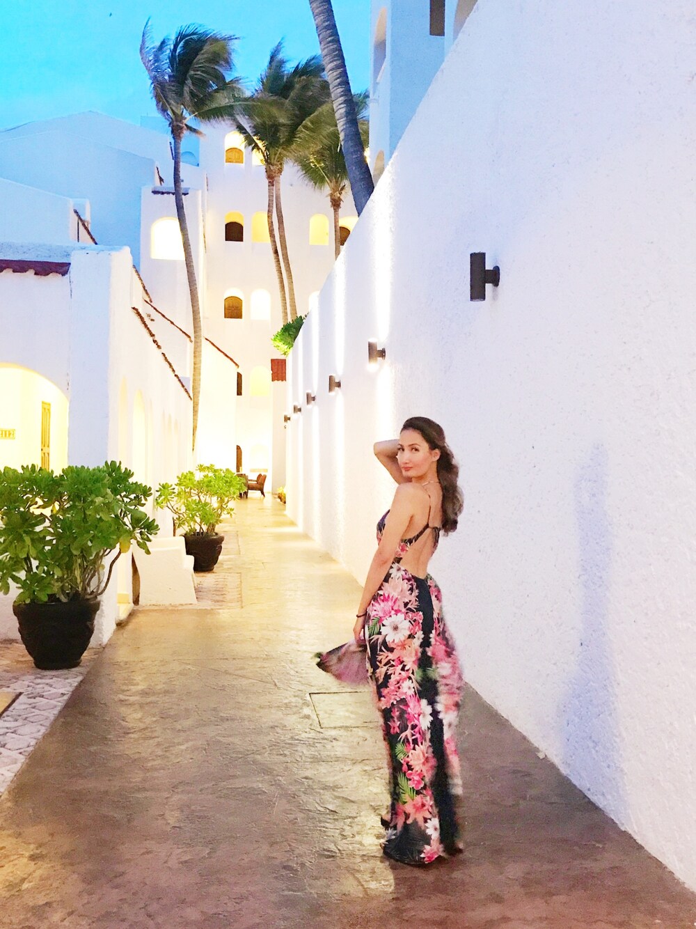 「summer、girl、maxi、cancun、mexico、dress、p3ytton、instagram」｜「asosのアイテム（ワンピース、ピンク系）」を使った、Peyton さん（レディース・165cm）の秋コーディネートの1枚目の写真
