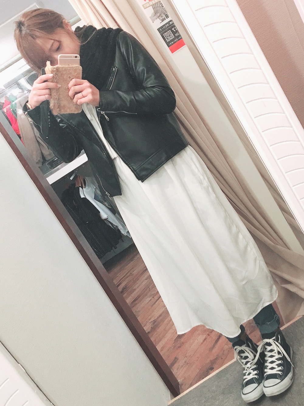 「仙台、古着屋、アパレルスタッフ、カジュアル、白ワンピ、ライダースジャケット、スキニーデニム、おしゃれさんと繋がりたい、スニーカー、コンバース」｜「GUのアイテム（ライダースジャケット、ブラック系）」を使った、mzkさん（レディース・152cm）の冬コーディネートの1枚目の写真