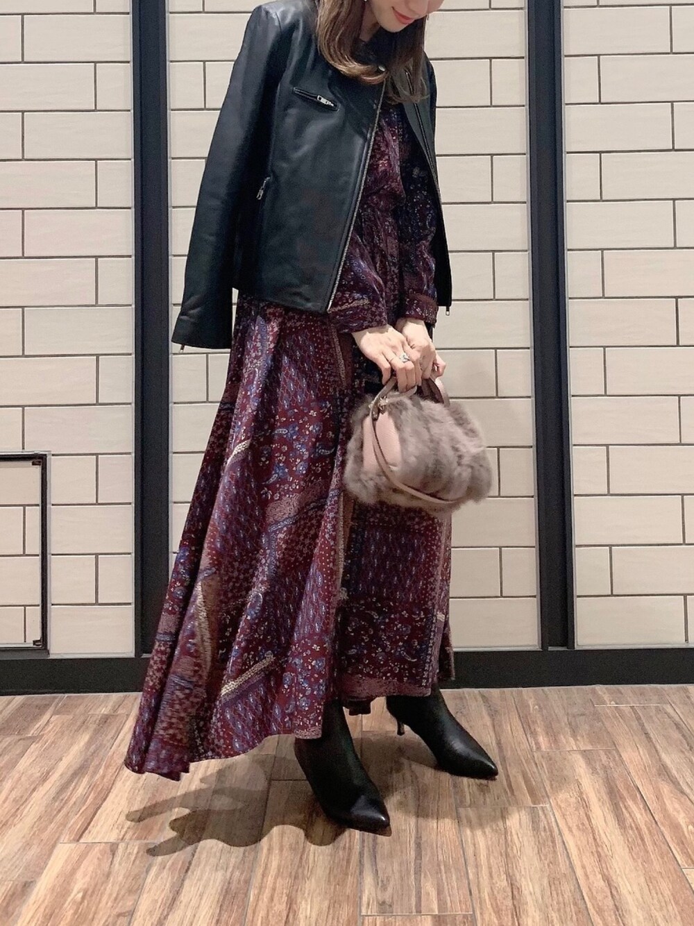 「オトナカジュアル、秋、低身長、大人コーデ、オトナ女子、マキシ丈ワンピース、ワンピース、ロングワンピース、ライダース、ノーカラージャケット」｜「URBAN RESEARCH ROSSOのペイズリーミックスワンピース（ワンピース、レッド系）」を使った、risaさん（レディース・153cm）の秋コーディネートの1枚目の写真