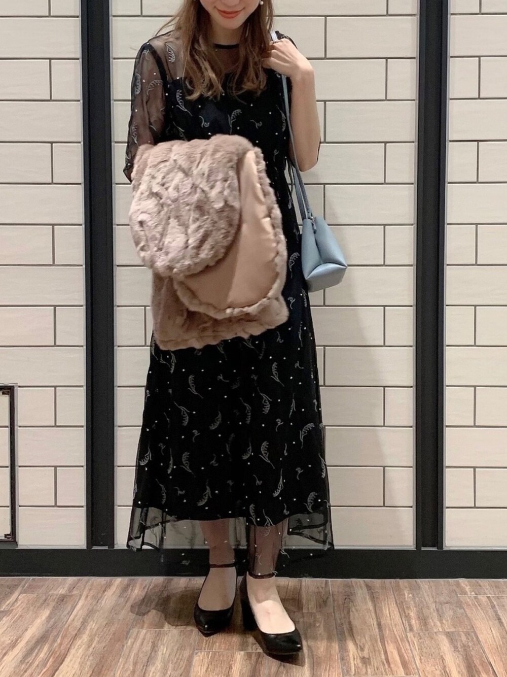 「ドレス、オケージョン、結婚式、二次会、フォーマル、ファー、刺繍、シースルー、ロングワンピース」｜「URBAN RESEARCH ROSSOのtroisiemechaco　刺繍ドレス（ドレス、ブラック系）」を使った、risaさん（レディース・153cm）の秋コーディネートの1枚目の写真