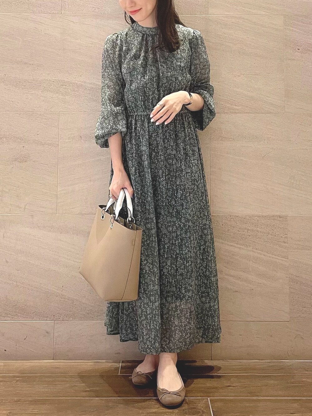 シアーフラワーハイネックギャザーワンピースを使った人気ファッション