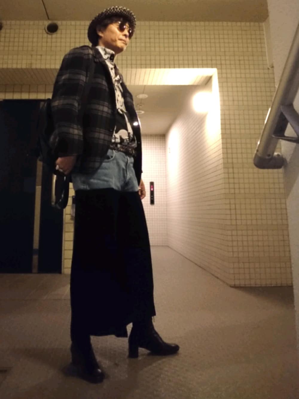 「レディース男子、同窓会、パーティースタイル、ブーツ、ワイドパンツ、ジーンズ、ジャケット、サングラス、ハット」｜「Les Animauxのアイテム（パンツ、ブルー系）」を使った、tsuccieさん（メンズ・180cm）の秋コーディネートの1枚目の写真