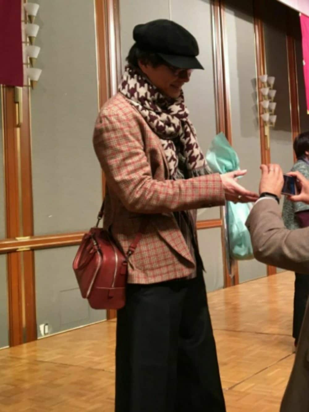 ブラック系のパンツ、ブラウン系のショルダーバッグ、ブラウン系のシャツ/ブラウスを着用したメンズの秋コーディネートの1枚目の写真