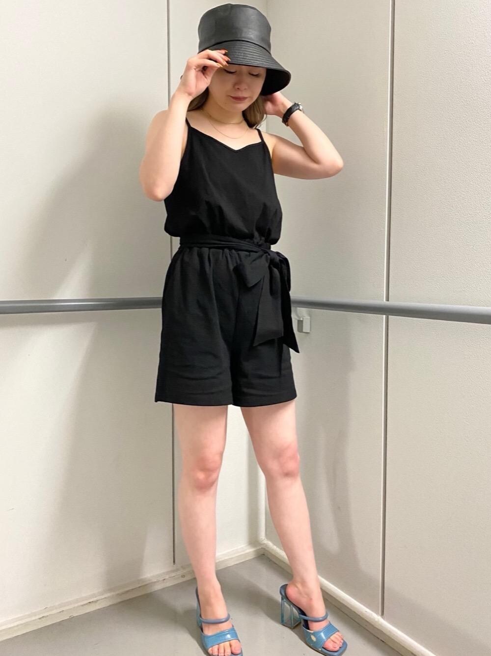 「ショートパンツ、ブラックコーデ、コンビネゾン、2way」｜「SPIRALGIRLのレザーライクバケットハット（ハット、ブラック系）」を使った、YU-KAさん（レディース・152cm）の夏コーディネートの1枚目の写真