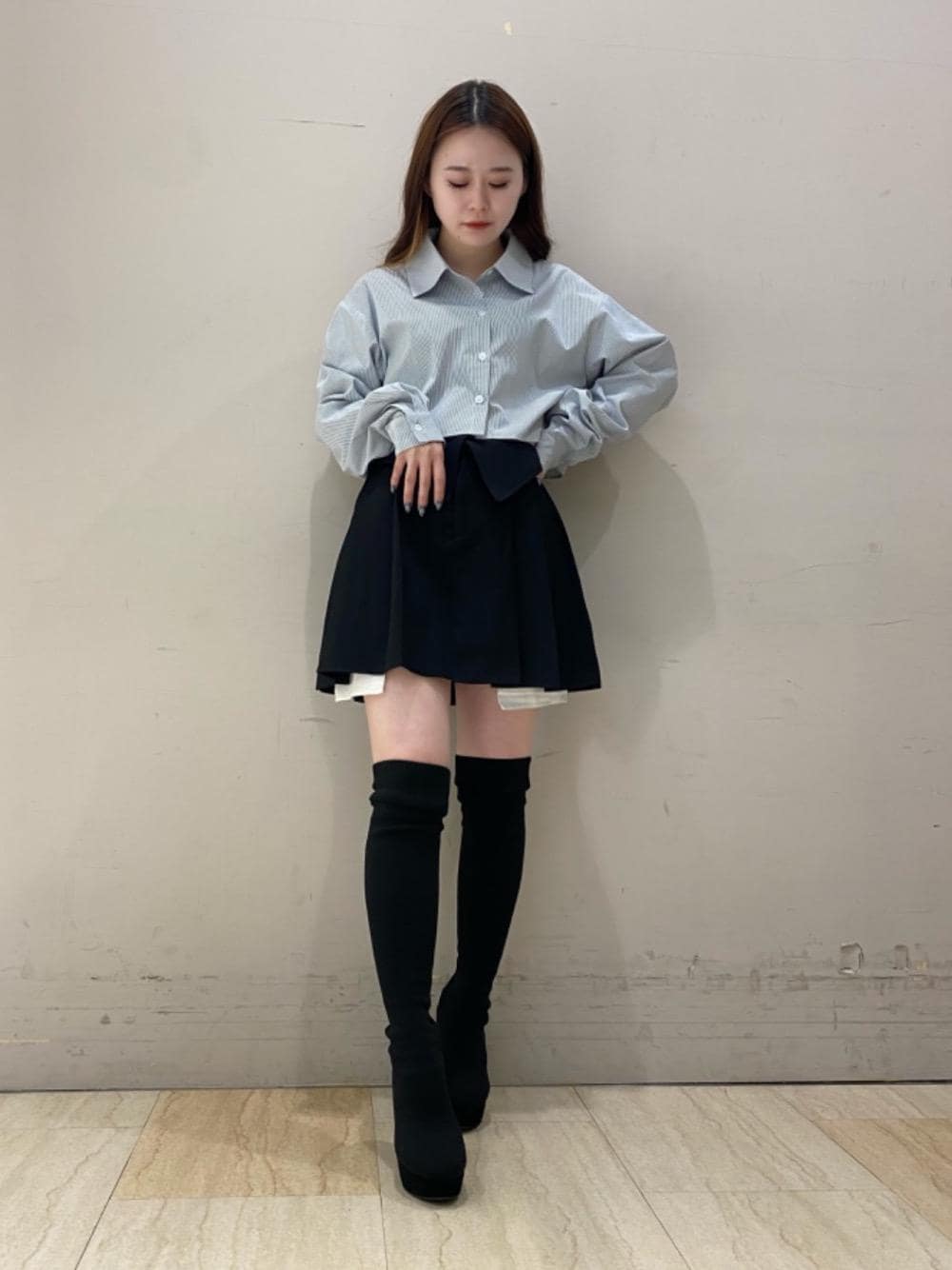 「ストライプ、プリーツスカート、クロップド丈、SPIRALGIRL、ミニ丈、韓国ふぁっしょん、低身長こーで、ニーハイブーツ👢、シャツ 、モノトーン　」｜「SPIRALGIRLのウエスト折り返しプリーツミニスカート（スカート、ブラック系）」を使った、YU-KAさん（レディース・152cm）の夏コーディネートの1枚目の写真