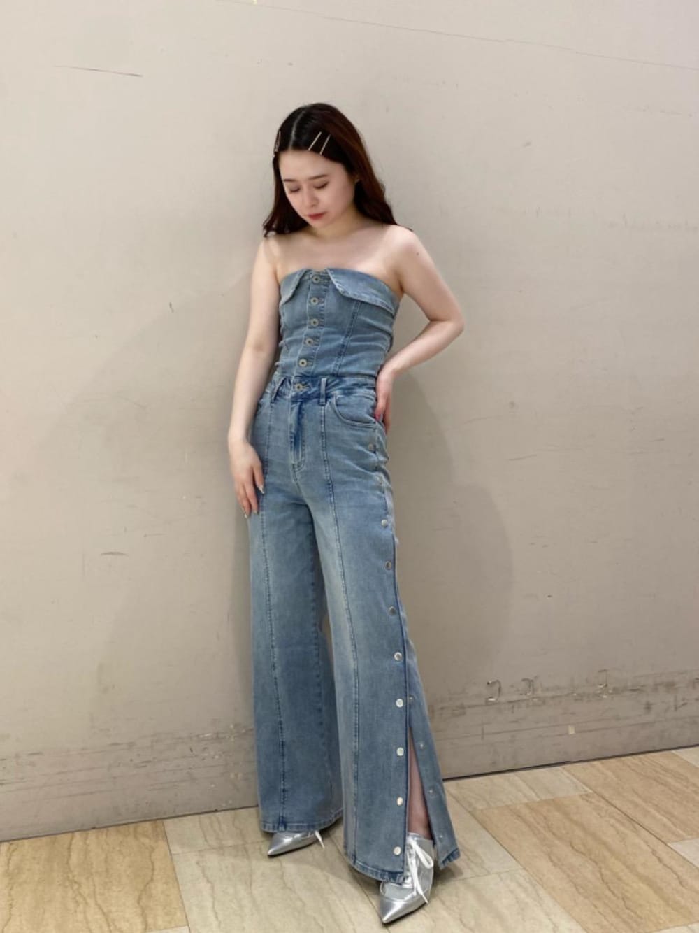 「ジャケット、オールインワン、シルバー、トップス、大人カジュアル、低身長コーデ、スリット、スニーカーミュール、デニムコーデ 、spiralgirl」｜「SPIRALGIRLのポインテッドトゥスニーカーミュール（パンプス、シルバー系）」を使った、YU-KAさん（レディース・152cm）の春コーディネートの1枚目の写真