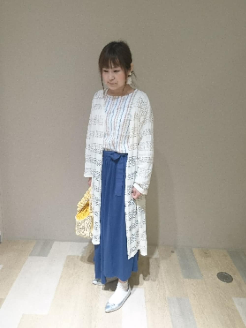 「ストライプ、雑材系バッグ、シルバーパンプス、巻きスカート」｜「Green　Parksのアイテム（カーディガン/ボレロ、ホワイト系）」を使った、エミpipiさん（レディース・157cm）の春コーディネートの1枚目の写真