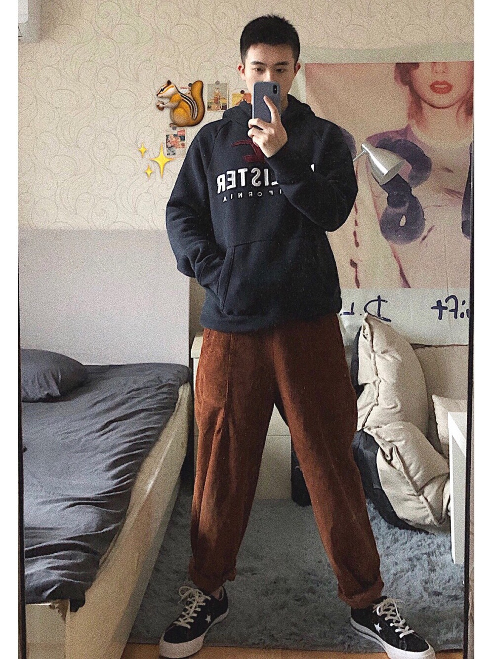 「シンプルコーデ、大人カジュアル、スニーカー、黒、カジュアルコーデ、ootd、ゆるコーデ、春コーデ、UNIQLO、プチプラ」｜「Hollisterのアイテム（パーカー、ブラック系）」を使った、HenrySwiftさん（メンズ・176cm）の冬コーディネートの1枚目の写真