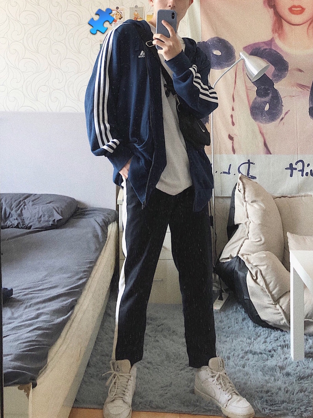 「スニーカー、春コーデ、ブラック、ootd、ゆるコーデ、スキニーデニム、UNIQLO、デニム、ニット帽、今日のコーデ」｜「adidasのアイテム（スタジャン、ブルー系）」を使った、HenrySwiftさん（メンズ・176cm）の冬コーディネートの1枚目の写真
