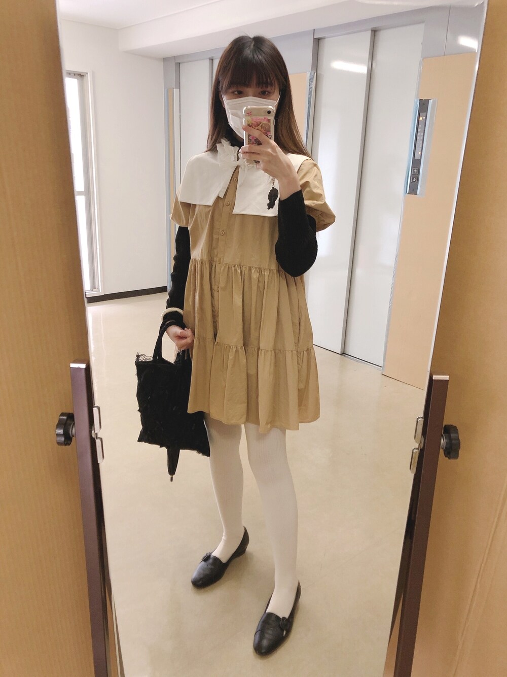 「ZARAのアイテム（シャツワンピース、ベージュ系）」を使った、ララさん（レディース・157cm）の春コーディネートの1枚目の写真
