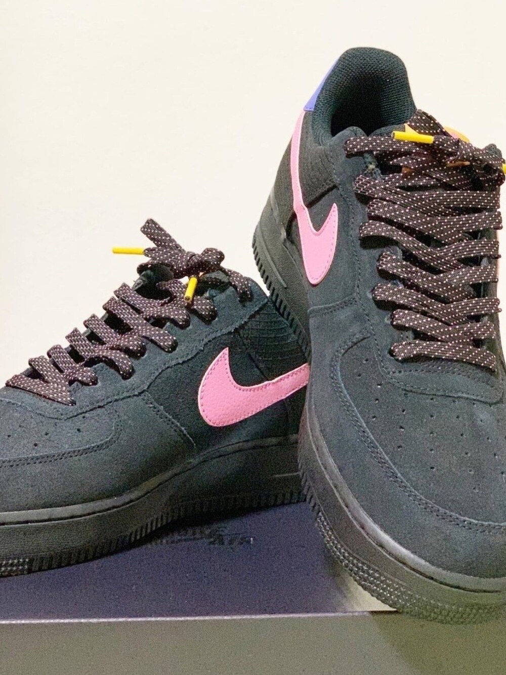 「NIKE、ナイキ、AF1、エアフォースワン」｜「NIKEのNIKE AIR FORCE 1 07 LV8 2 CD0887-001（スニーカー、ブラック系）」を使った、sasakicksさん（メンズ・172cm）の冬コーディネートの1枚目の写真
