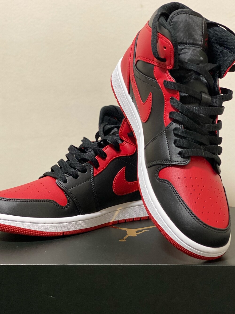 「NIKE、AIR JORDAN、aj1、エアジョーダン、ジムレッド、bred、スニーカー、定番カラー」｜「NIKEのNIKE / "AIR JORDAN 1 MID" スニーカー（スニーカー、レッド系）」を使った、sasakicksさん（メンズ・172cm）の春コーディネートの1枚目の写真