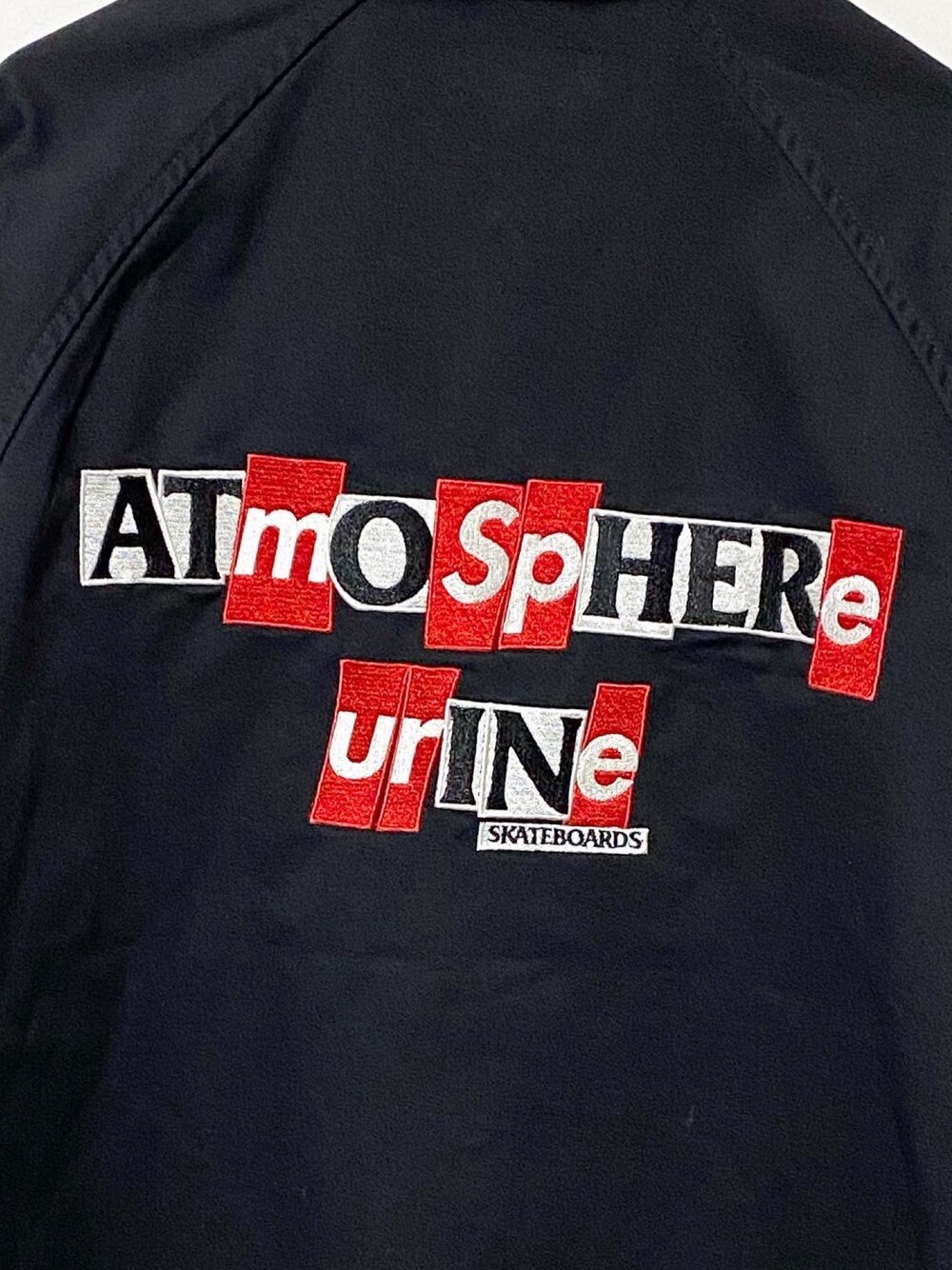 「supreme、シュプリーム、アンチヒーロー、アンタイヒーロー、antihero、ジャケット、ストリート、ストリートファッション」｜「Supreme のアイテム（ステンカラーコート、ブラック系）」を使った、sasakicksさん（メンズ・172cm）の春コーディネートの1枚目の写真