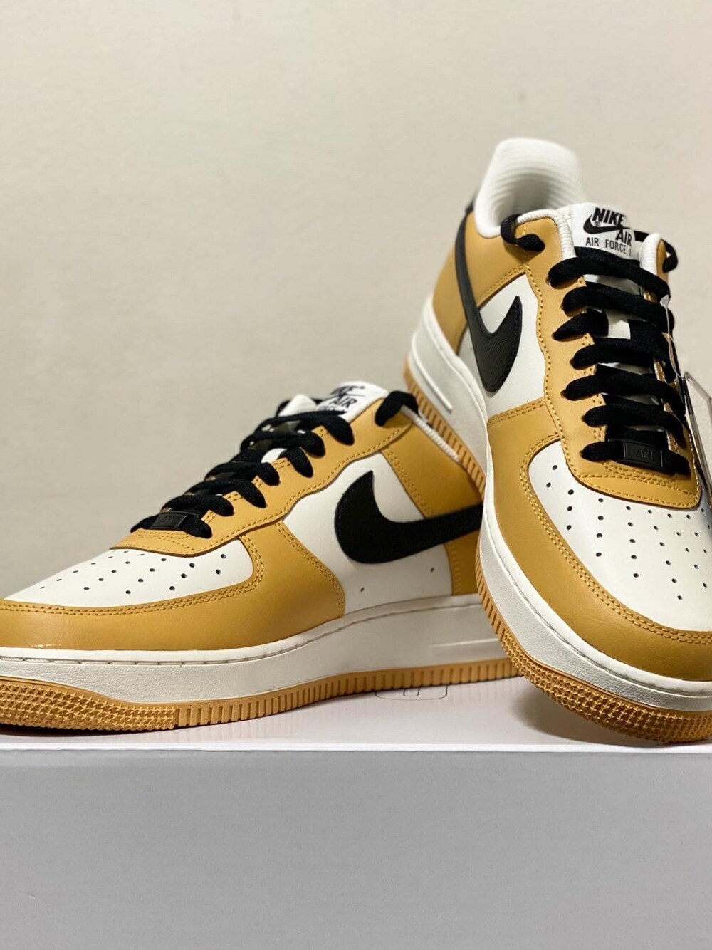 「NIKE、ナイキ、ナイキスニーカー、nike by you、BY YOU、AIR FORCE 1、AF1、エアフォースワン、スニーカー、ストリート」｜「NIKEのアイテム（スニーカー、ゴールド系）」を使った、sasakicksさん（メンズ・172cm）の春コーディネートの1枚目の写真