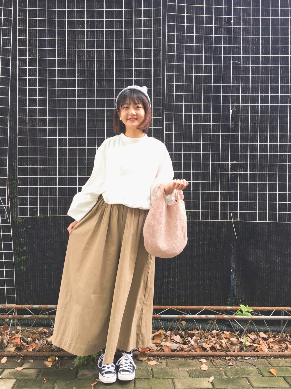 「CONVERSEのアイテム（スニーカー、ブラック系）」を使った、milaさん（レディース・158cm）の春コーディネートの1枚目の写真
