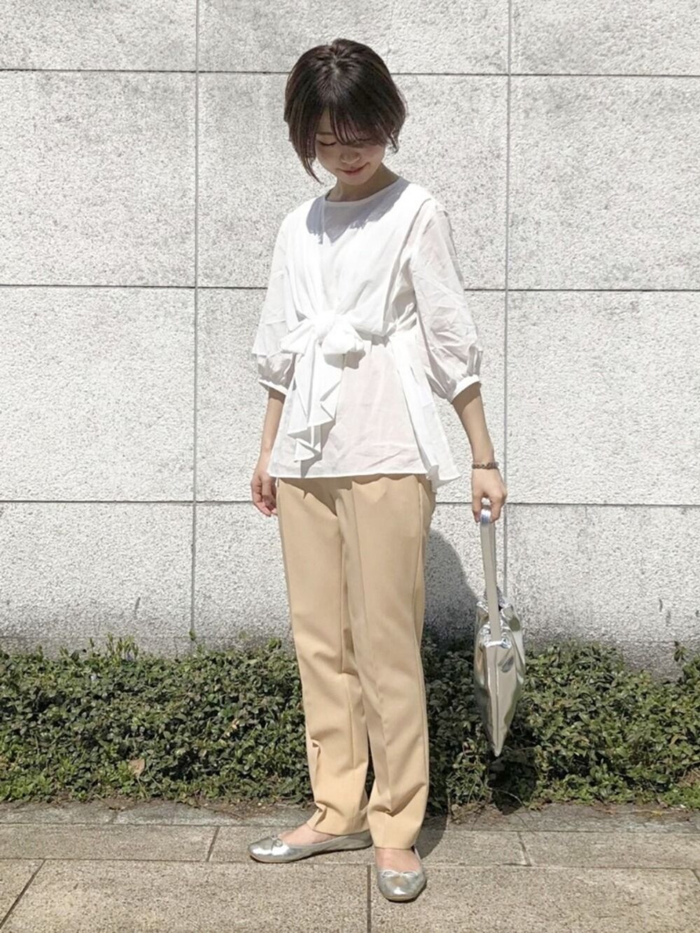 「アダムエロペ(ADAM ET ROPE')、Adam et Rope'、春コーデ、春、ブラウス、白ブラウス、シルバー、バレエシューズ、メタリック、ベージュ」｜「ADAM ET ROPE'のシャーリングワンショルダー（バッグ、シルバー系）」を使った、ADAM ET ROPE' STAFFさん（レディース・160cm）の春コーディネートの1枚目の写真