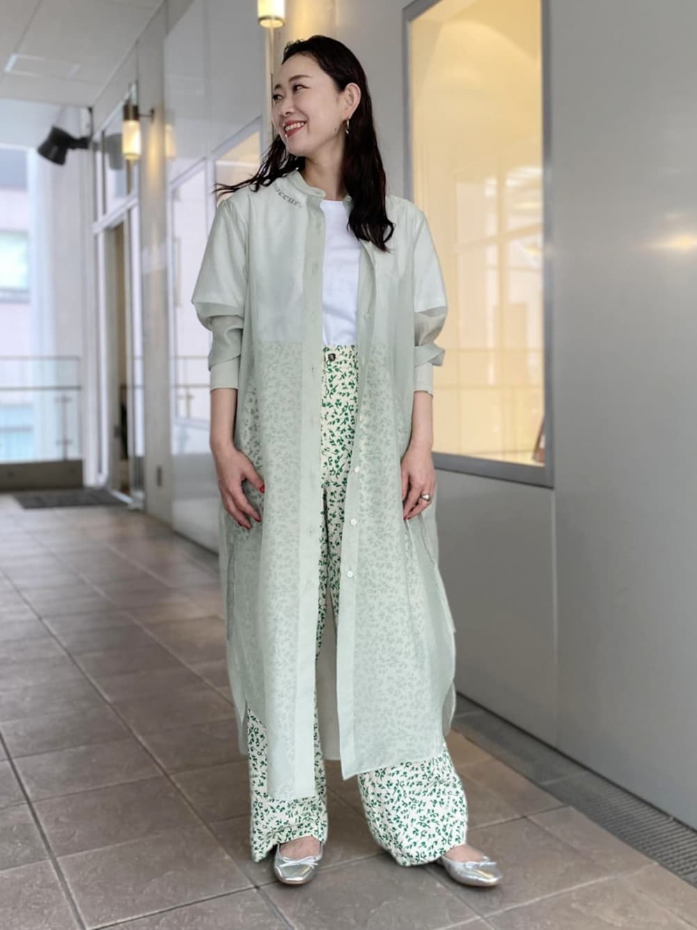 「アダムエロペ(ADAM ET ROPE')、Adam et Rope'、ワンピース、シアー、シアーワンピース、シャツワンピース、バレエシューズ、メタリック、メタリックシューズ、グリーン」｜「GANNIのアイテム（パンツ、グリーン系）」を使った、ADAM ET ROPE' STAFFさん（レディース・162cm）の春コーディネートの1枚目の写真