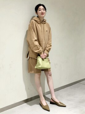 「DECKE（デッケ）のアイテム」を使った、ADAM ET ROPE' STAFFさん（レディース・164cm）の春コーディネート