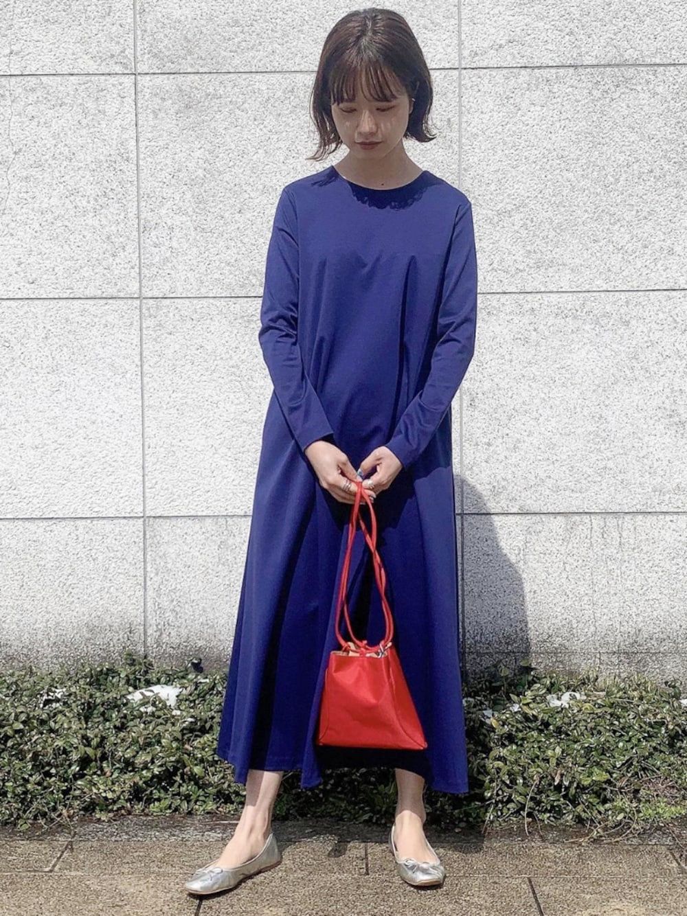 ブルー系のワンピース、シルバー系のバレエシューズ、レッド系のバッグを着用したレディースの春コーディネートの1枚目の写真