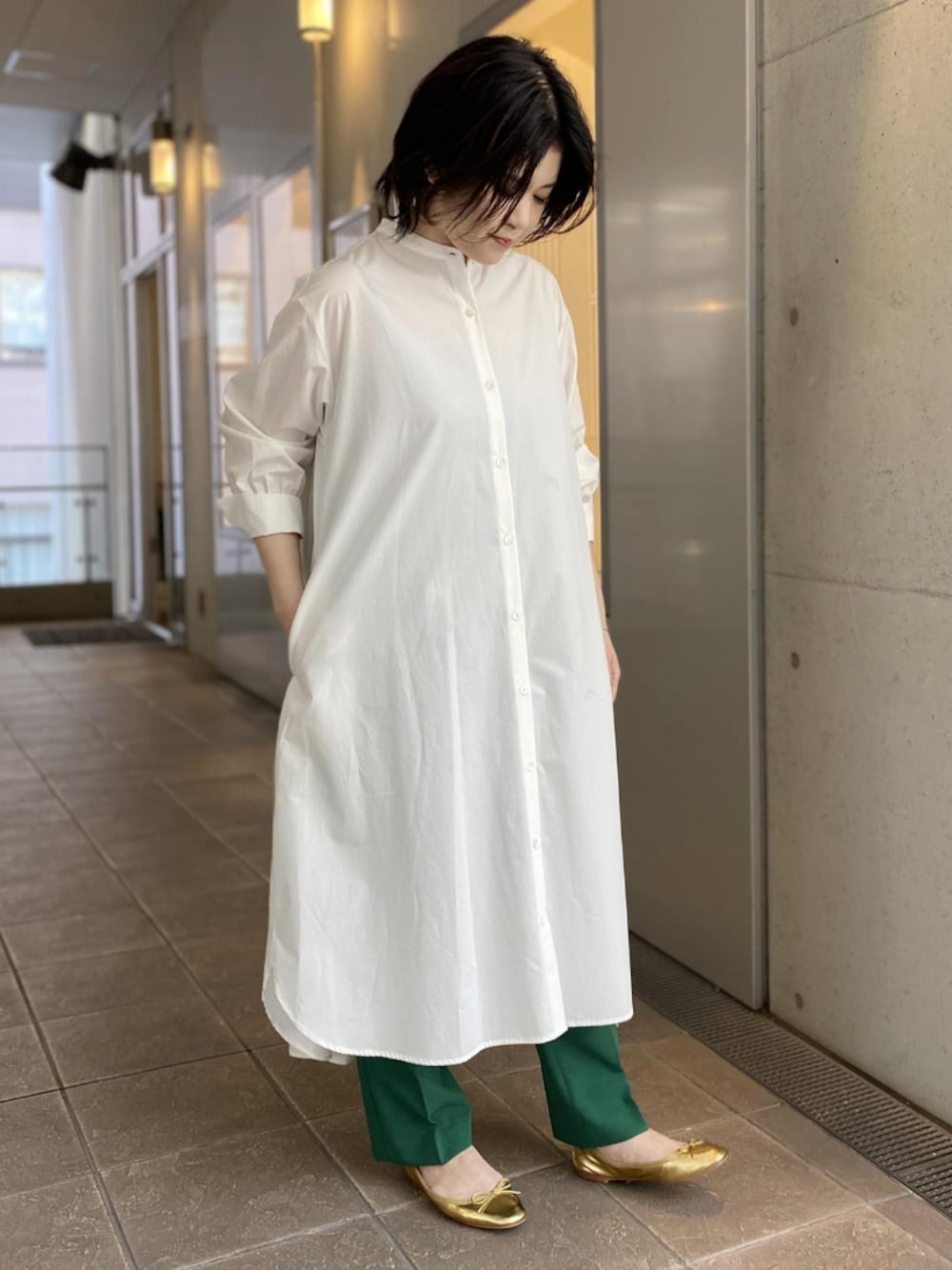 「アダムエロペ(ADAM ET ROPE')、Adam et Rope'、ワンピース、ワンピースコーデ、シャツワンピ、シャツワンピース、レイヤードスタイル、レイヤード、バレエシューズ、カラーパンツ」｜「ADAM ET ROPE'のバックタックバンドカラーワンピース（シャツワンピース、ホワイト系）」を使った、ADAM ET ROPE' STAFFさん（レディース・155cm）の春コーディネートの1枚目の写真