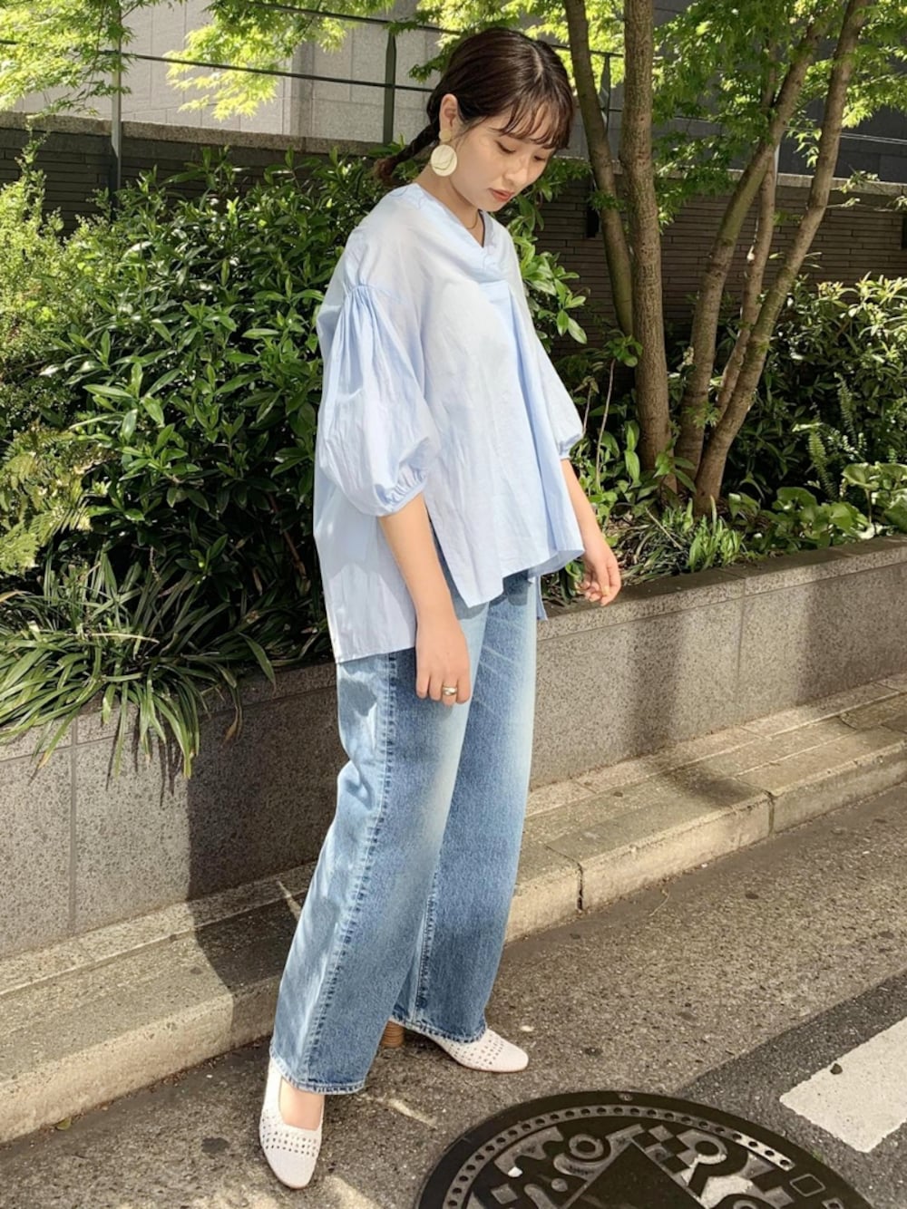 「アダムエロペ(ADAM ET ROPE')、Adam et Rope'、デニムパンツ、デニム、ジーンズ、ブルー、ブルーコーデ、ブラウス、水色」｜「ADAM ET ROPE'のドロップサークルイヤリング（イヤリング、ベージュ系）」を使った、ADAM ET ROPE' STAFFさん（レディース・161cm）の春コーディネートの1枚目の写真