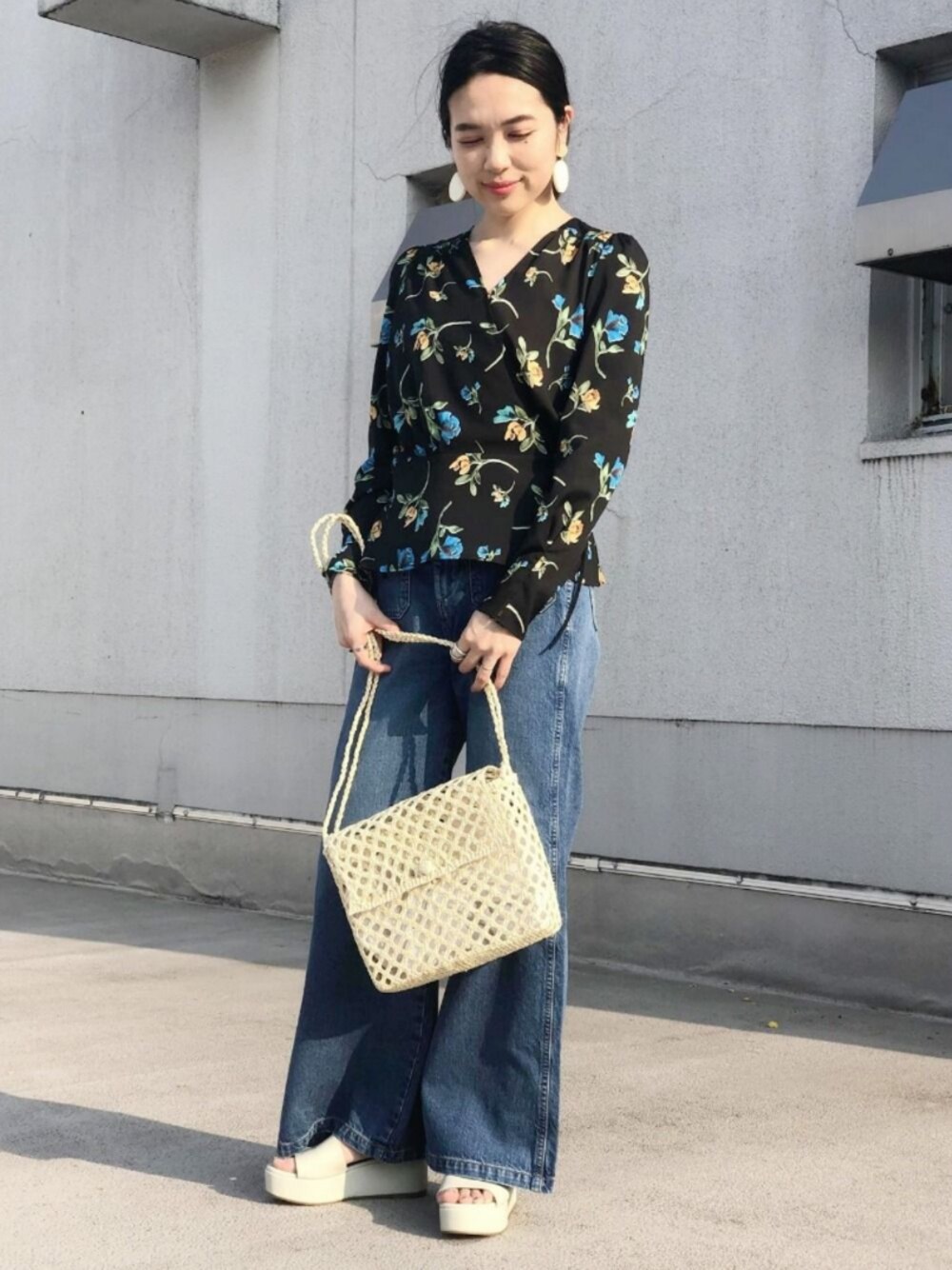 ブラック系のシャツ/ブラウス、グレー系のシューズ、ホワイト系のバッグを着用したレディースの春コーディネートの1枚目の写真