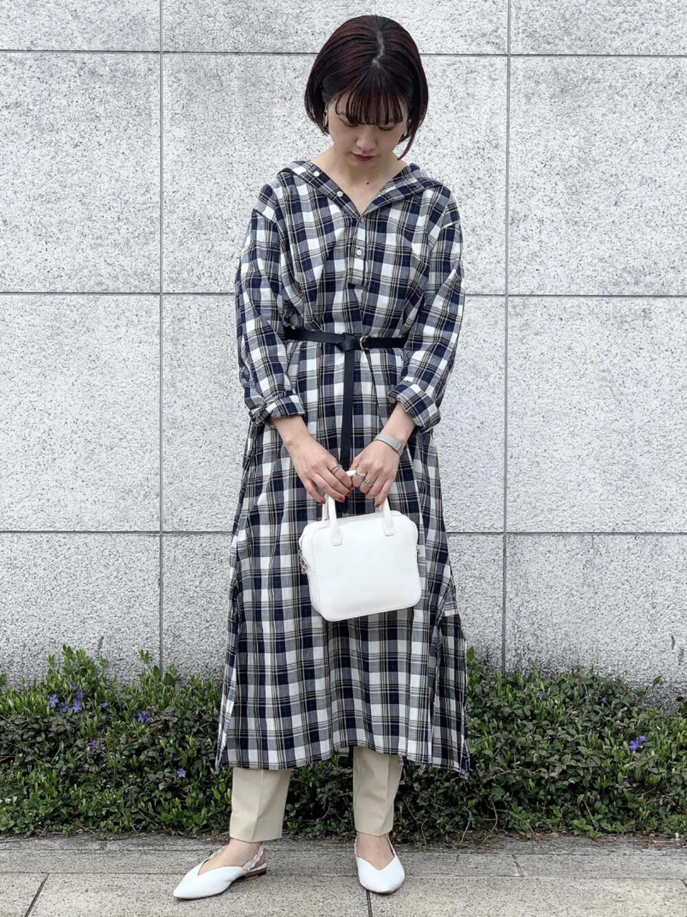 ホワイト系のハンドバッグ、ホワイト系のシューズ、ブルー系のワンピース/ドレスを着用したレディースの春コーディネートの1枚目の写真