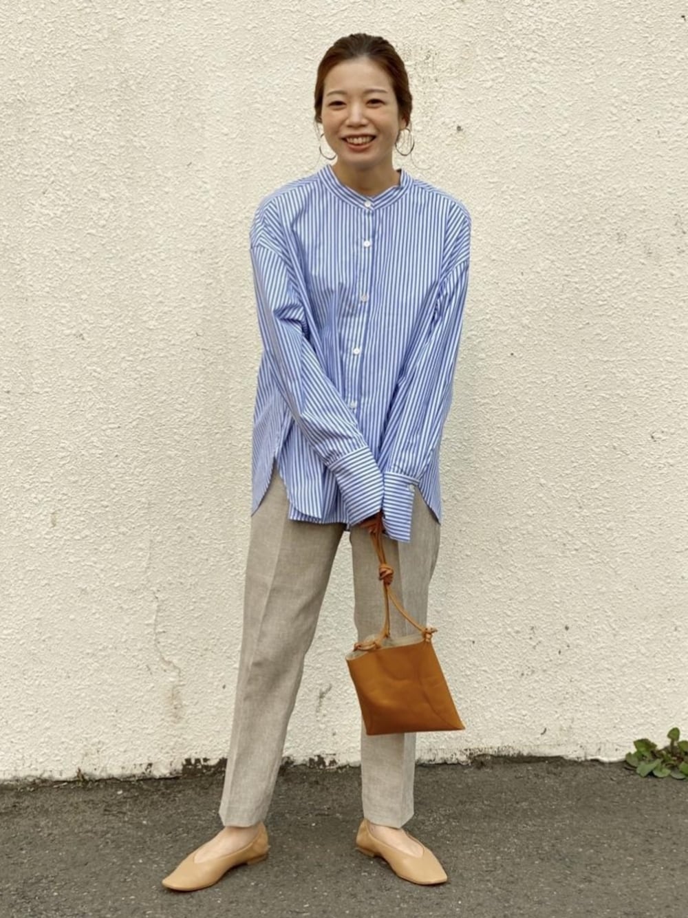 「アダムエロペ(ADAM ET ROPE')、Adam et Rope'、シャツスタイル、シャツ、ストライプ、ストライプシャツ、フラットシューズ、春コーデ、ゆるコーデ、リラックススタイル」｜「ADAM ET ROPE'のツイルセンタープレスパンツ（その他パンツ、ベージュ系）」を使った、ADAM ET ROPE' STAFFさん（レディース・157cm）の春コーディネートの1枚目の写真