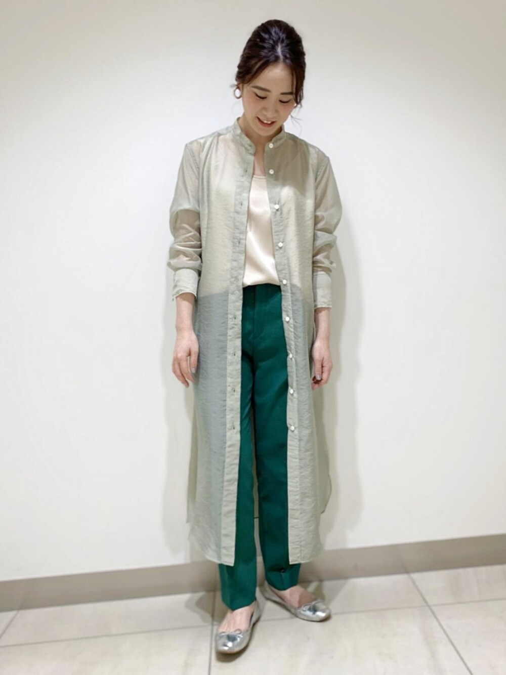 「アダムエロペ(ADAM ET ROPE')、Adam et Rope'、グリーン、シアーシャツ、シアーワンピース、シアー、シースルー、シャツワンピ、シャツワンピース、フラットシューズ」｜「ADAM ET ROPE'のメタリックバレエシューズ（バレエシューズ、シルバー系）」を使った、ADAM ET ROPE' STAFFさん（レディース・158cm）の春コーディネートの1枚目の写真