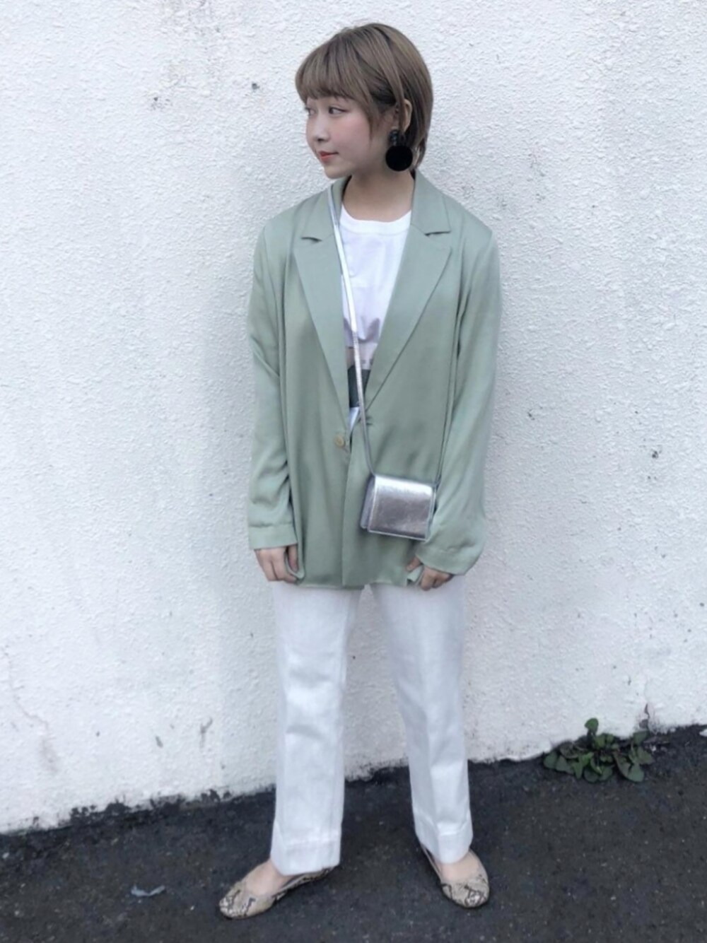 「アダムエロペ(ADAM ET ROPE')、Adam et Rope'、ジャケット、ジャケットスタイル、グリーン、ミントグリーン、フォトT、Tシャツ、Tシャツ×デニム、バレエシューズ」｜「ADAM ET ROPE'のテンセルフルイドジャケット（ノーカラージャケット、グリーン系）」を使った、ADAM ET ROPE' STAFFさん（レディース・152cm）の春コーディネートの1枚目の写真
