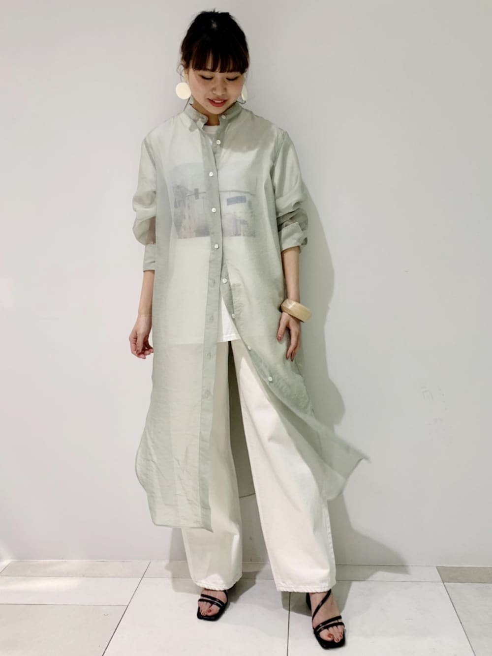 「アダムエロペ(ADAM ET ROPE')、Adam et Rope'、ミントグリーン、シャツワンピ、シャツワンピース、シアーシャツ、シアー、シースルー、透け感、白パンツ」｜「ADAM ET ROPE'のドロップサークルイヤリング（イヤリング、ベージュ系）」を使った、ADAM ET ROPE' STAFFさん（レディース・159cm）の春コーディネートの1枚目の写真