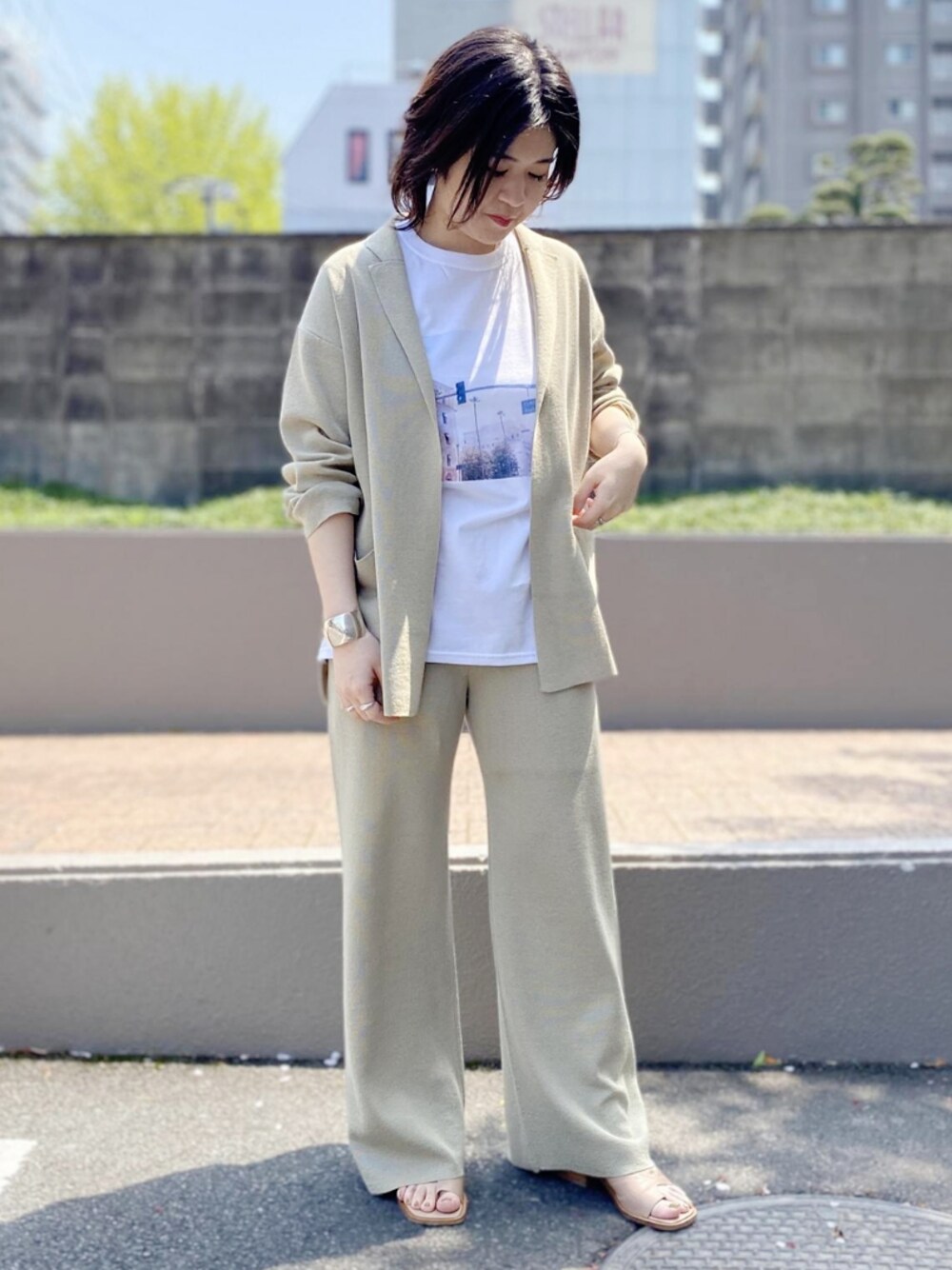 「アダムエロペ(ADAM ET ROPE')、Adam et Rope'、リラックススタイル、リラックスパンツ、ワイドパンツ、ニットパンツ、ニットジャケット、ゆるコーデ、フォトT、大人カジュアル」｜「JVAMの【JVAM】SIRI （品番：EUA10090）（シューズ、ベージュ系）」を使った、ADAM ET ROPE' STAFFさん（レディース・155cm）の春コーディネートの1枚目の写真