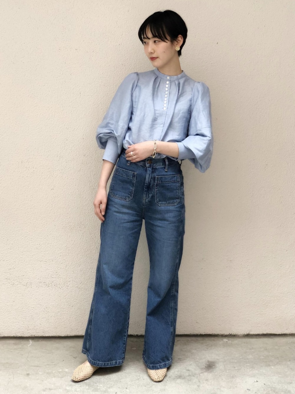 「アダムエロペ(ADAM ET ROPE')、Adam et Rope'、ブラウス、バルーンスリーブ、袖ボリューム、ボリューム袖、ブルー、デニム、デニムパンツ、フラットシューズ」｜「ADAM ET ROPE'のバルーンスリーブブラウス（シャツ/ブラウス、ブルー系）」を使った、ADAM ET ROPE' STAFFさん（レディース・165cm）の春コーディネートの1枚目の写真
