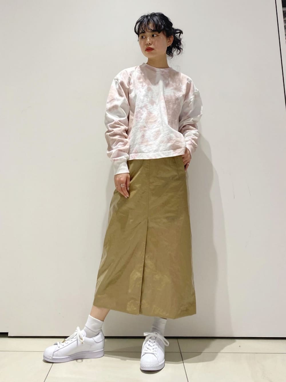 ホワイト系のスニーカー、ピンク系のTシャツ/カットソーを着用したレディースの春コーディネートの1枚目の写真