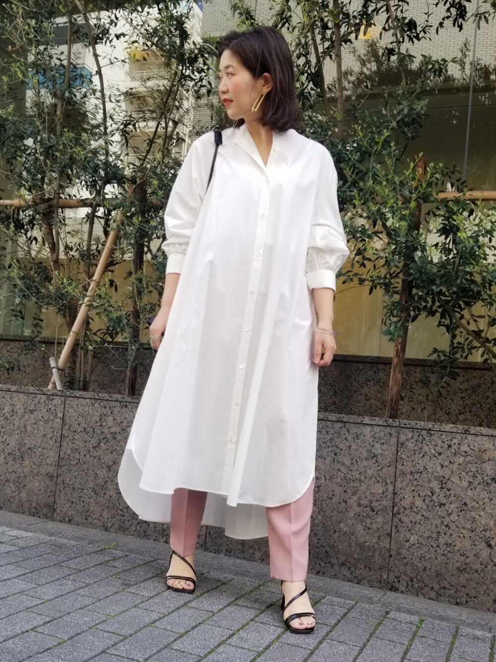 「アダムエロペ(ADAM ET ROPE')、Adam et Rope'、ワンピース、シャツワンピ、シャツワンピース、シャツスタイル、オーバーサイズ、ビッグシルエット、ホワイト」｜「ADAM ET ROPE'のバックタックバンドカラーワンピース（シャツワンピース、ホワイト系）」を使った、ADAM ET ROPE' STAFFさん（レディース・154cm）の春コーディネートの1枚目の写真