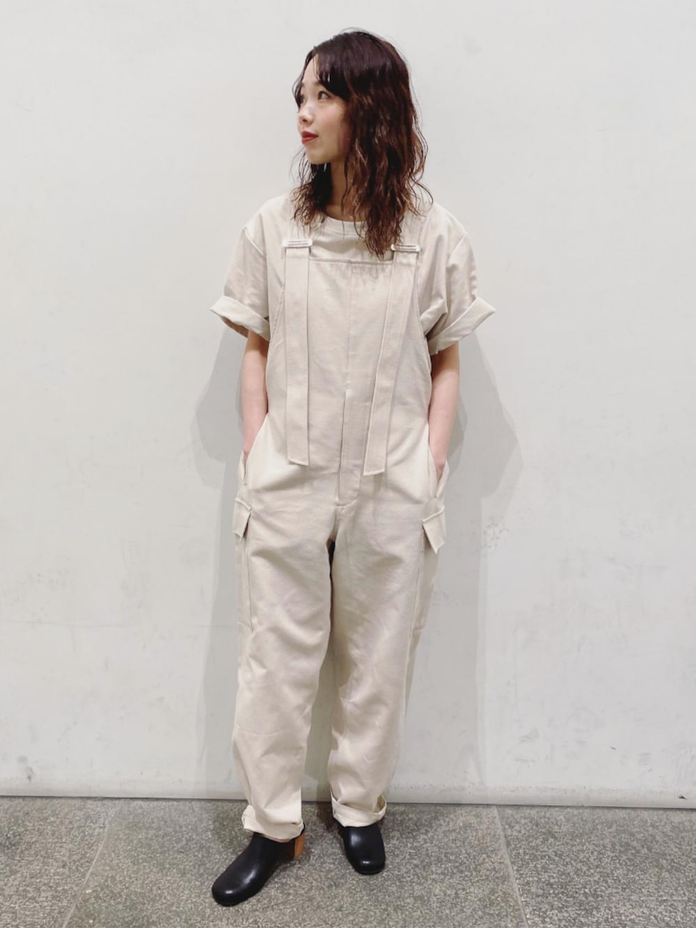 「アダムエロペ(ADAM ET ROPE')、Adam et Rope'、ilk ADAM ET ROPÉ、ilk、大人カジュアル、カジュアル、サロペット、つなぎ、ホワイト、白コーデ」｜「ADAM ET ROPE'の【 ilk ADAM ET ROPE'】Cotton Nep overall（つなぎ/オールインワン、ベージュ系）」を使った、ADAM ET ROPE' STAFFさん（レディース・157cm）の春コーディネートの1枚目の写真