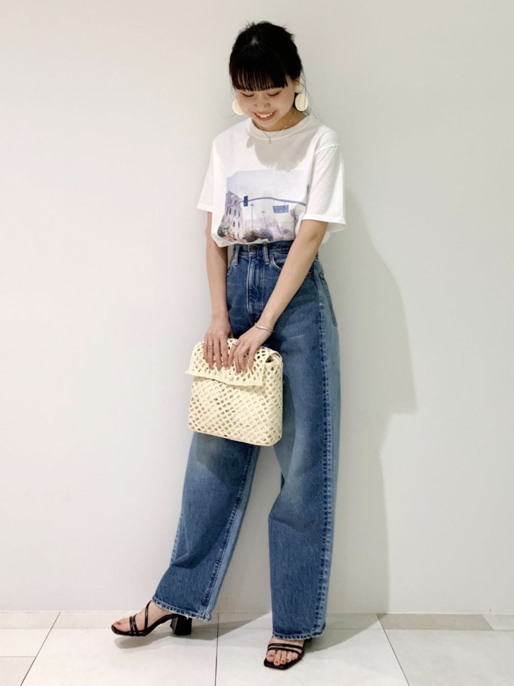 「アダムエロペ(ADAM ET ROPE')、Adam et Rope'、デニム、Tシャツ、Tシャツ×デニム、白Tシャツ、カジュアル、大人カジュアル、カジュアルコーデ、夏コーデ」｜「ADAM ET ROPE'のドロップサークルイヤリング（イヤリング、ベージュ系）」を使った、ADAM ET ROPE' STAFFさん（レディース・159cm）の春コーディネートの1枚目の写真