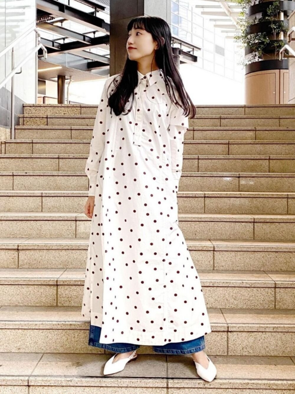 ブルー系のデニムパンツ、ホワイト系のシューズ、ホワイト系のワンピース/ドレスを着用したレディースの春コーディネートの1枚目の写真