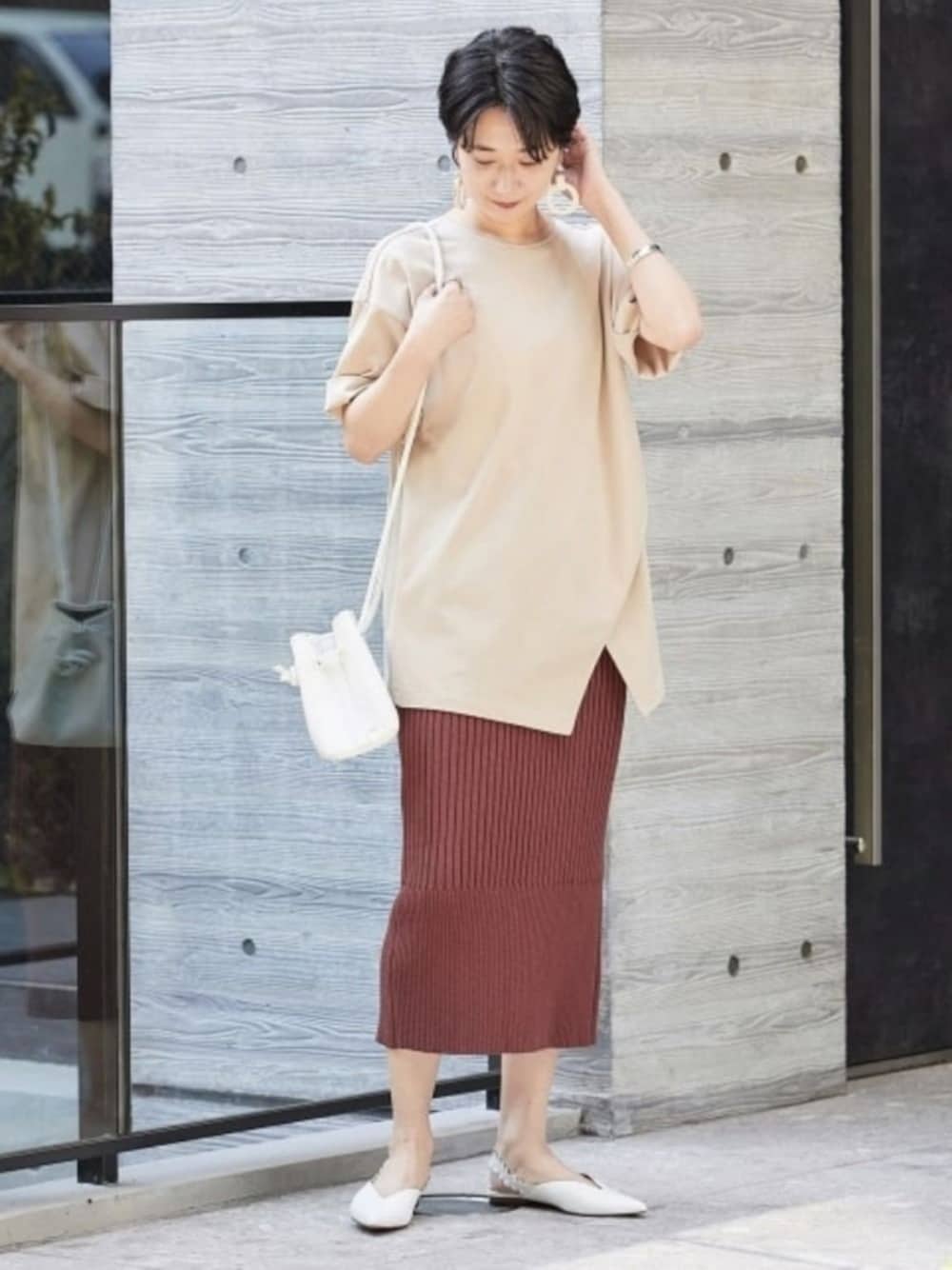 「アダムエロペ(ADAM ET ROPE')、Adam et Rope'、大人カジュアル、大人コーデ、夏コーデ、夏、ラフ、Tシャツ、２ＷＡＹ、タイトスカート」｜「ADAM ET ROPE'の【VASIC】Bond mini（バッグ、ホワイト系）」を使った、ADAM ET ROPE' STAFFさん（レディース・160cm）の春コーディネートの1枚目の写真