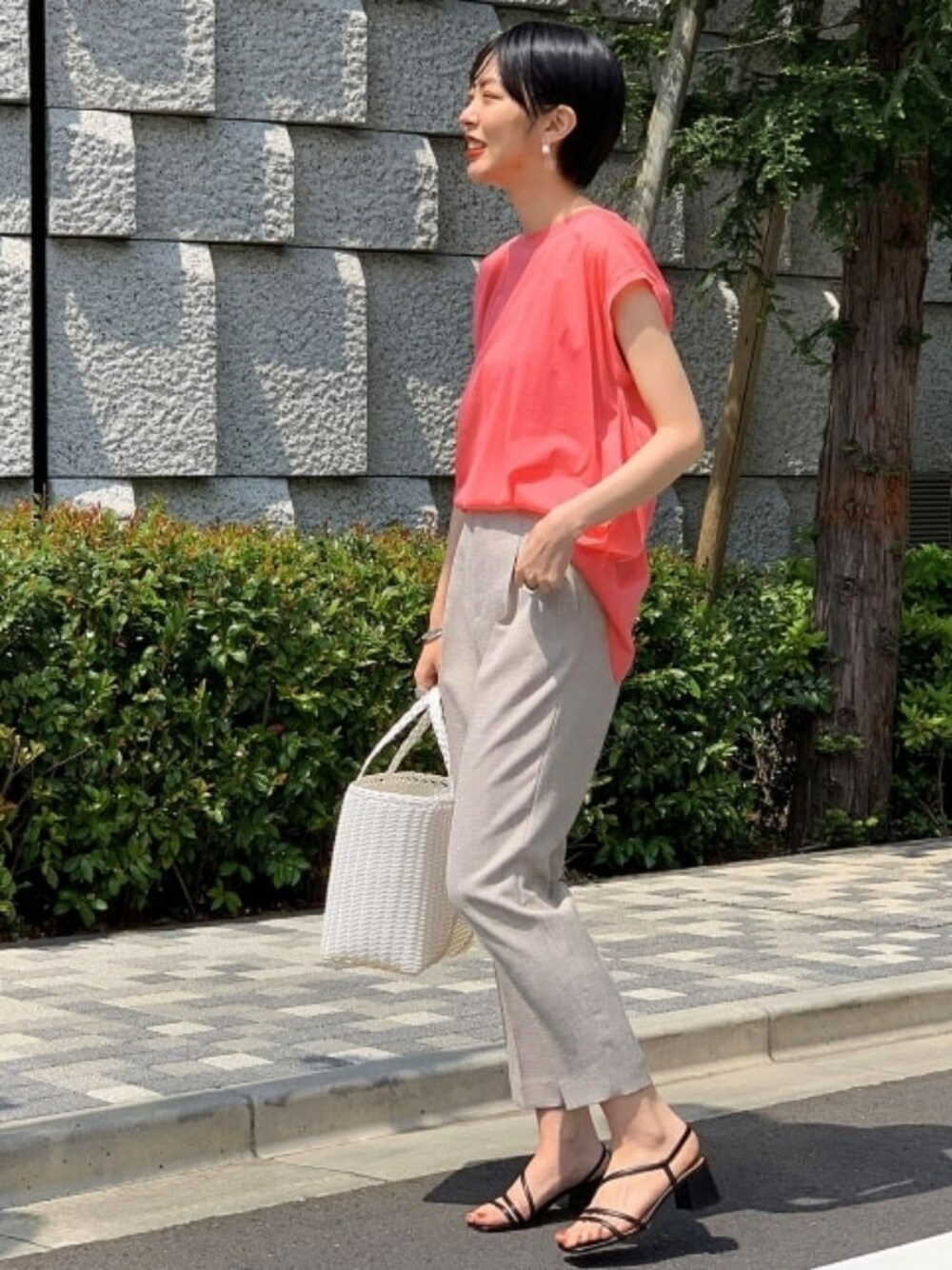 「パンツ、カジュアル、夏、Tシャツ、ラフ、アダムエロペ(ADAM ET ROPE')、パンツスタイル、Adam et Rope'、夏コーデ、カジュアルコーデ」｜「ADAM ET ROPE'のツイルセンタープレスパンツ（その他パンツ、ベージュ系）」を使った、ADAM ET ROPE' STAFFさん（レディース・167cm）の春コーディネートの1枚目の写真