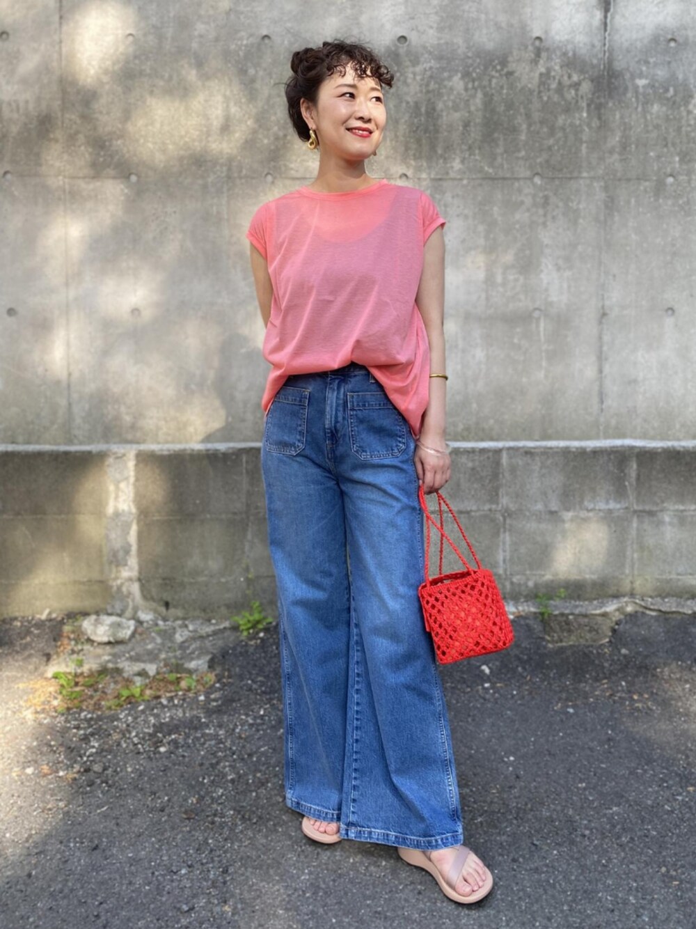 「ピンク、夏、Tシャツ、大人カジュアル、デニムパンツ、アダムエロペ(ADAM ET ROPE')、フレアパンツ、Adam et Rope'、夏コーデ、カジュアルコーデ」｜「ADAM ET ROPE'のサテンタンクトップ（タンクトップ、グリーン系）」を使った、ADAM ET ROPE' STAFFさん（レディース・162cm）の春コーディネートの1枚目の写真
