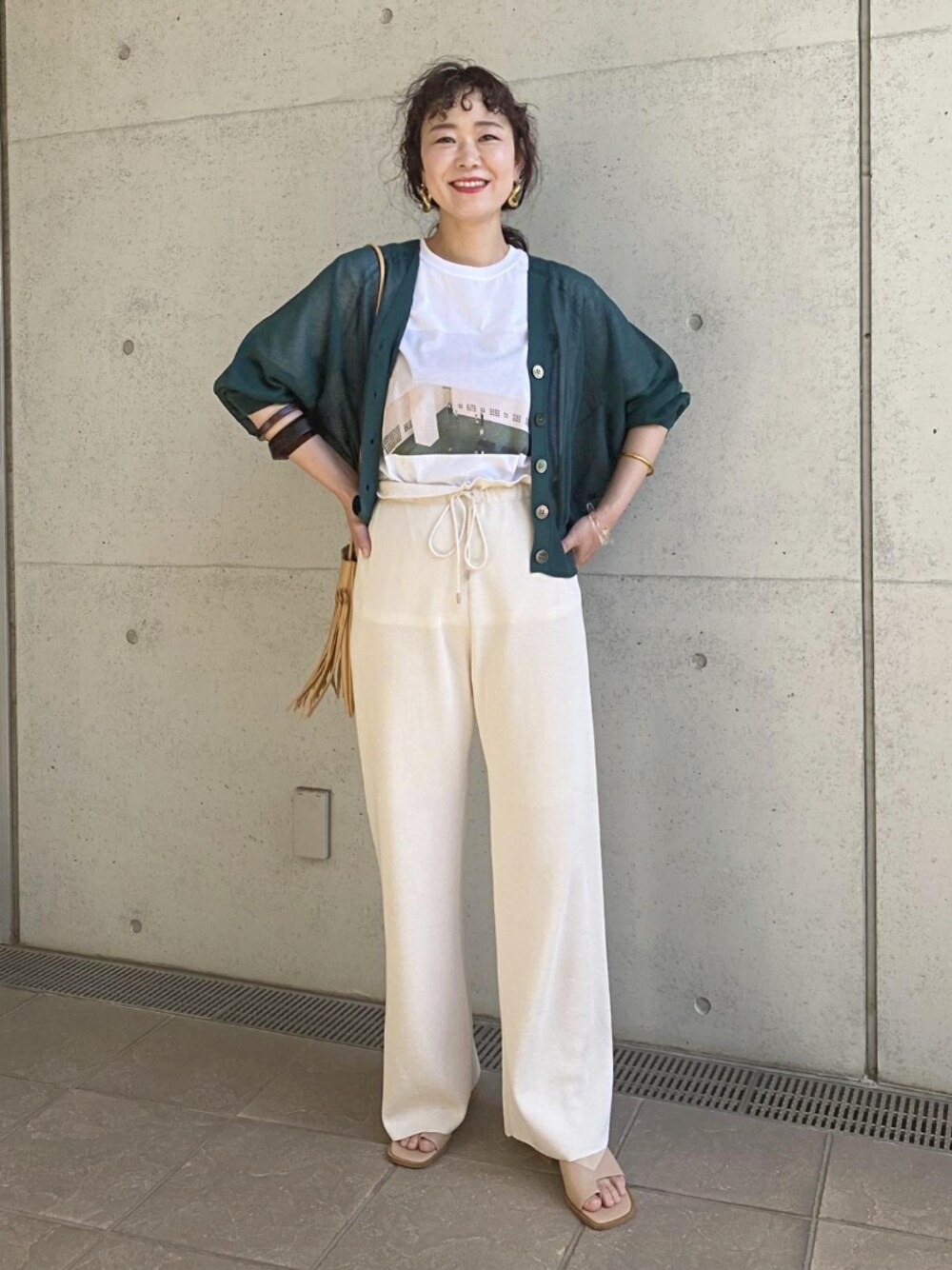「カーディガン、ワイドパンツ、ニットパンツ、アダムエロペ(ADAM ET ROPE')、リラックススタイル、Adam et Rope'、夏コーデ、白Tシャツ、ゆるコーデ、フォトT」｜「ADAM ET ROPE'のシルクポリエステルボタンカーディガン（カーディガン/ボレロ、グリーン系）」を使った、ADAM ET ROPE' STAFFさん（レディース・162cm）の春コーディネートの1枚目の写真